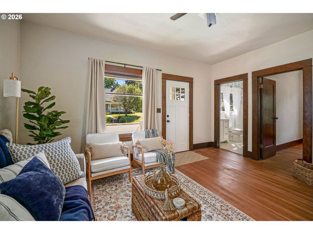 241 MILL St, Silverton, OR 97381