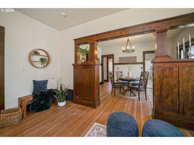 241 MILL St, Silverton, OR 97381