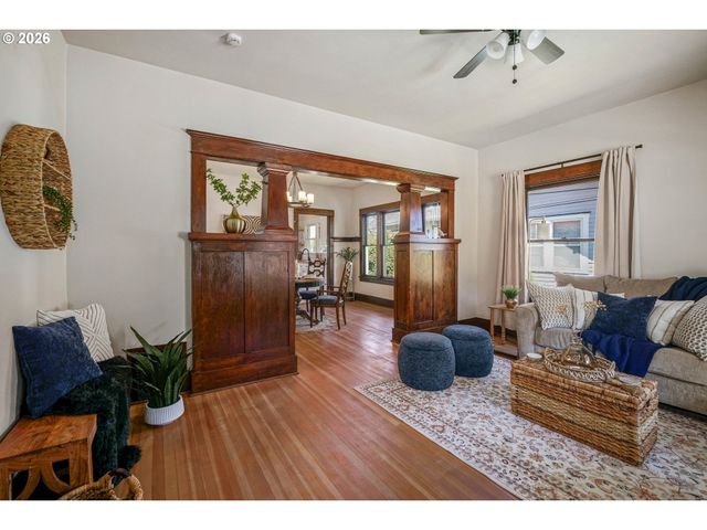 241 MILL St, Silverton, OR 97381