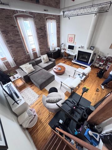 1114 W Belmont Avenue 2, Chicago, IL 60657