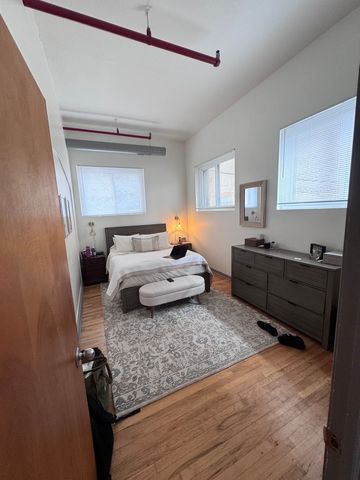 1114 W Belmont Avenue 2, Chicago, IL 60657