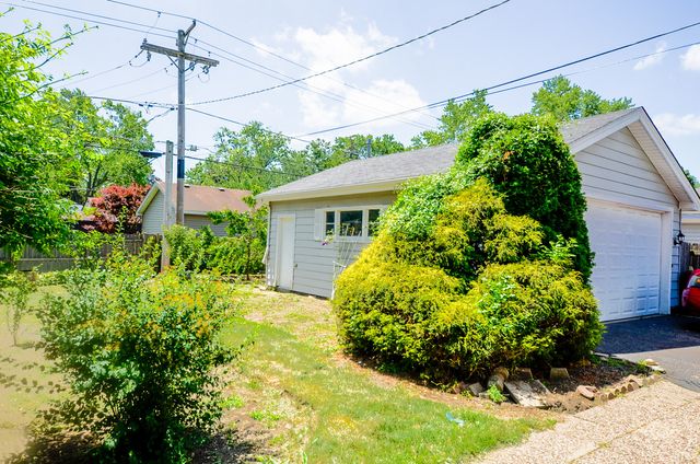 221 W Courtland Street, Mundelein, IL 60060
