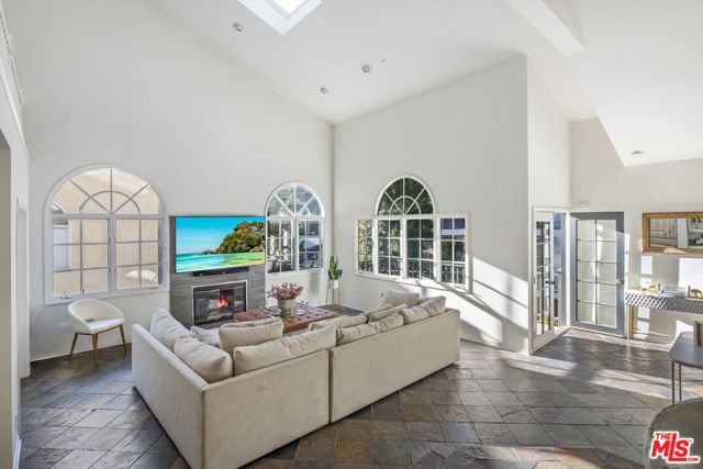 8032 Willow Glen Road, Los Angeles, CA 90046