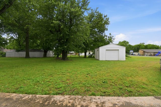 105 S Locust Street, Oologah, OK 74053