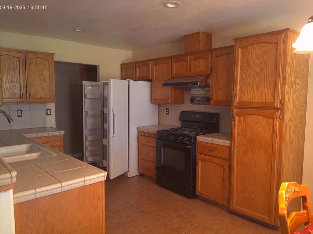 Image 1 of property listing at 1913 S Kerckhoff Way, Hanford, CA 93230