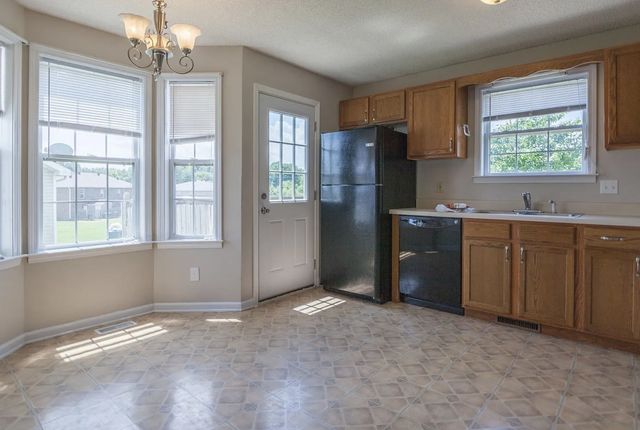 220 Cranklen Cir, Clarksville, TN 37042