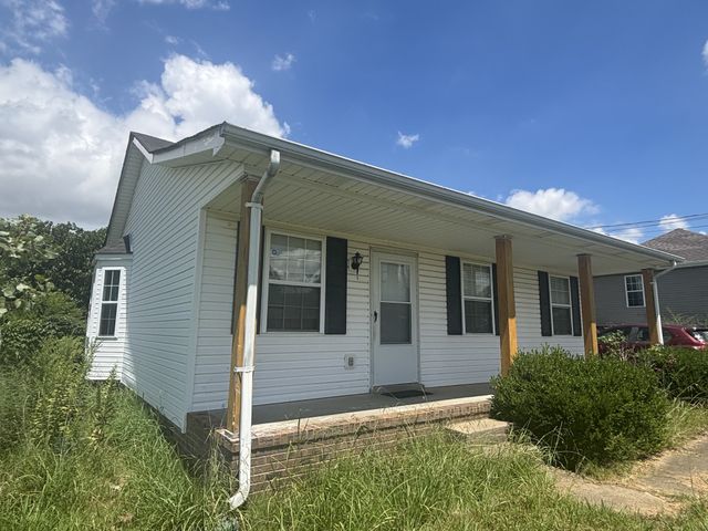 220 Cranklen Cir, Clarksville, TN 37042