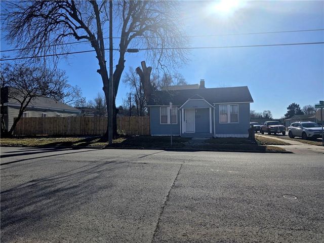 1202 Sacramento Street, St Joseph, MO 64503