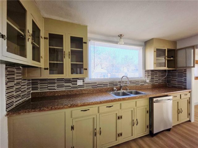 1202 Sacramento Street, St Joseph, MO 64503