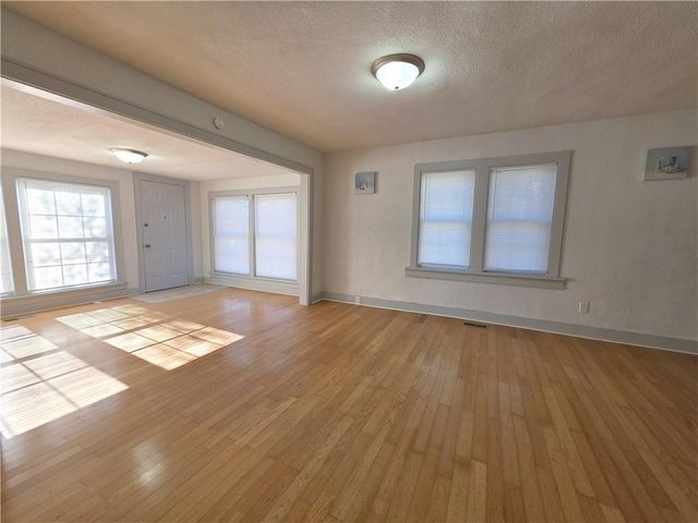 1202 Sacramento Street, St Joseph, MO 64503