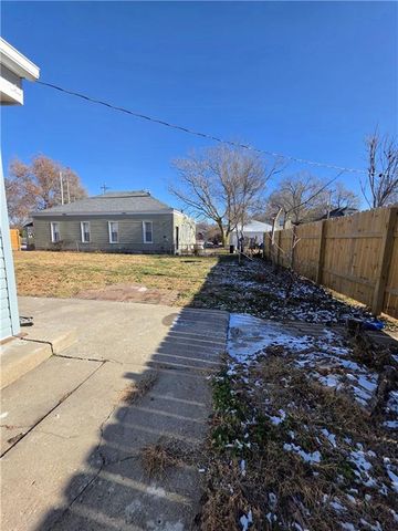 1202 Sacramento Street, St Joseph, MO 64503