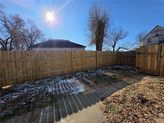 1202 Sacramento Street, St Joseph, MO 64503