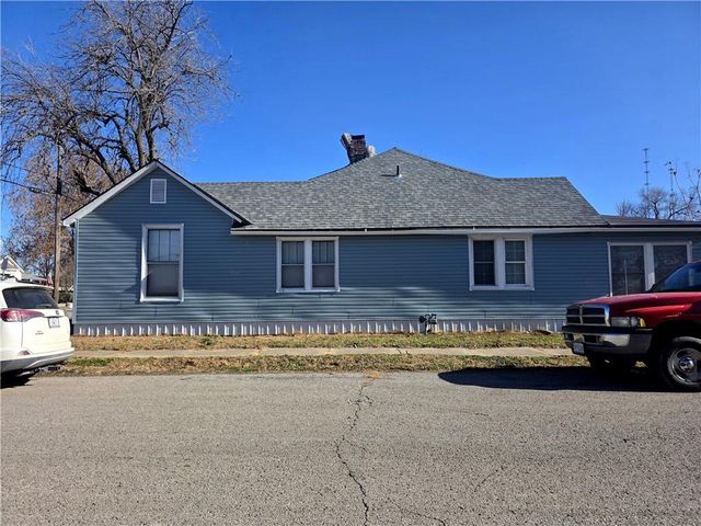 1202 Sacramento Street, St Joseph, MO 64503