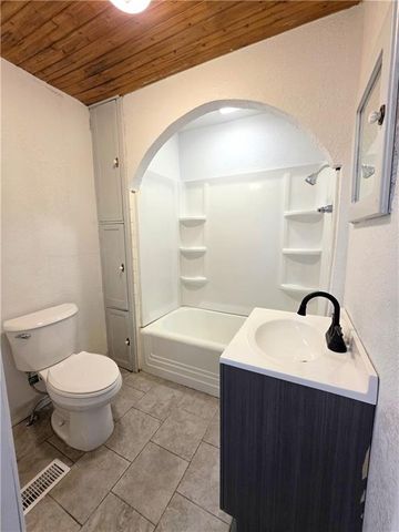 1202 Sacramento Street, St Joseph, MO 64503