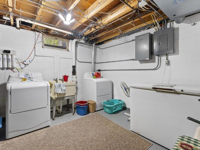904 Glenview DRIVE, Manitowoc, WI 54220