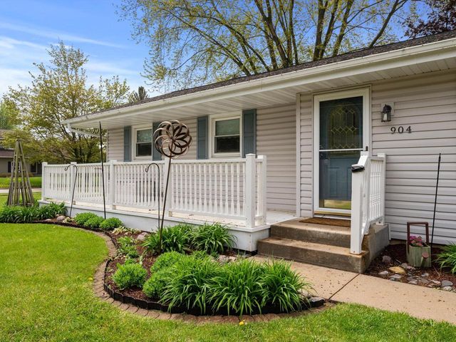 904 Glenview DRIVE, Manitowoc, WI 54220
