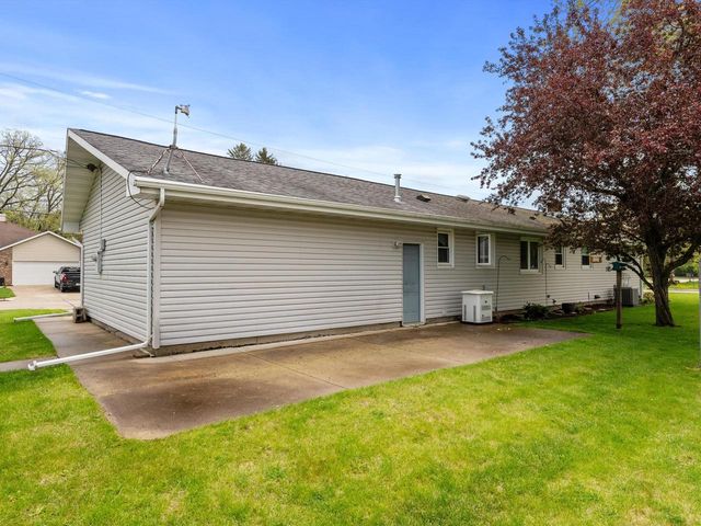 904 Glenview DRIVE, Manitowoc, WI 54220