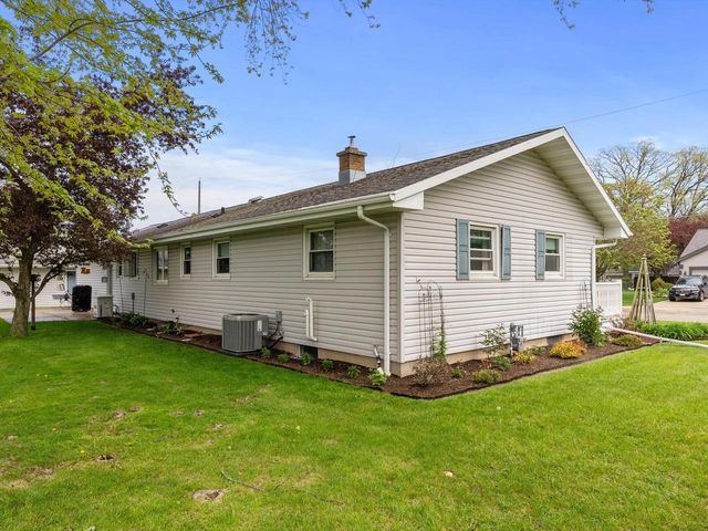 904 Glenview DRIVE, Manitowoc, WI 54220