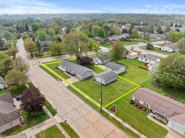 904 Glenview DRIVE, Manitowoc, WI 54220