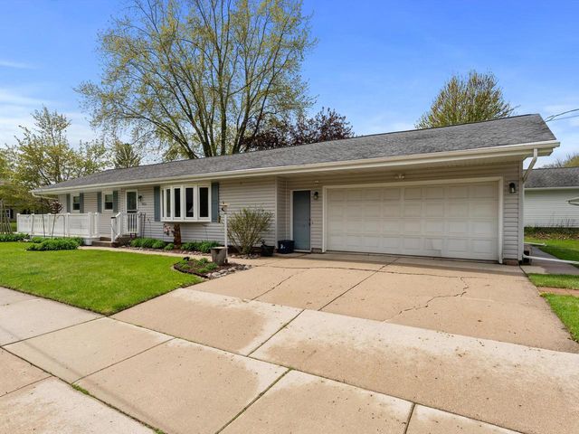 904 Glenview DRIVE, Manitowoc, WI 54220