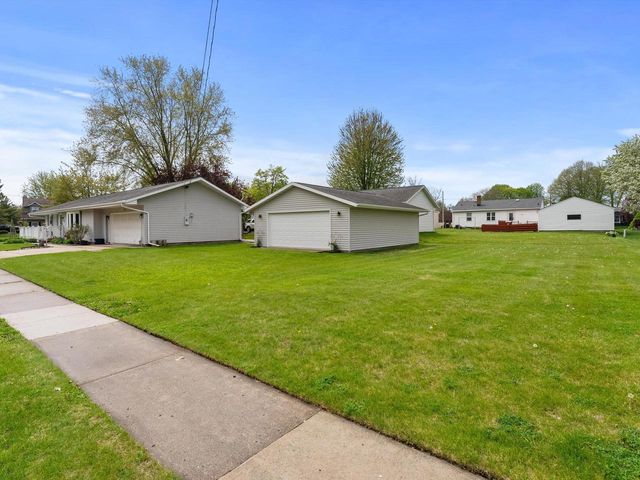 904 Glenview DRIVE, Manitowoc, WI 54220