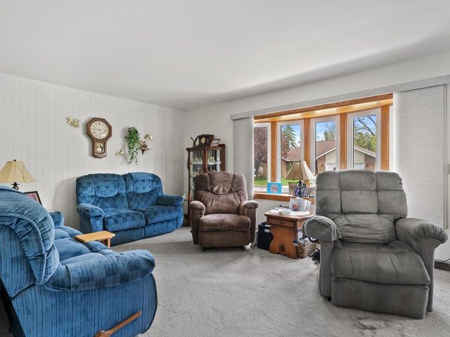 904 Glenview DRIVE, Manitowoc, WI 54220