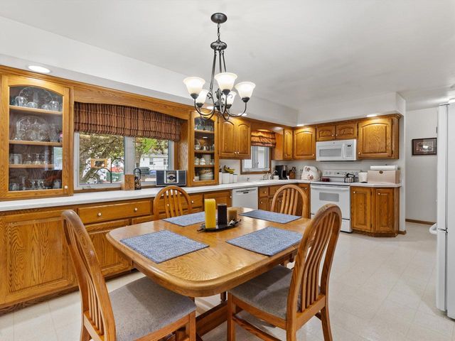 904 Glenview DRIVE, Manitowoc, WI 54220