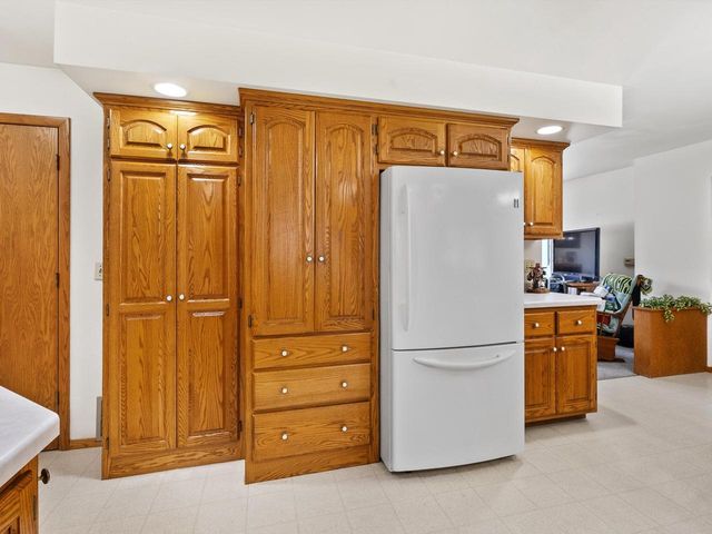 904 Glenview DRIVE, Manitowoc, WI 54220