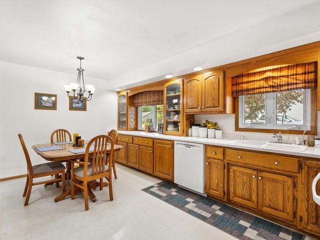 904 Glenview DRIVE, Manitowoc, WI 54220