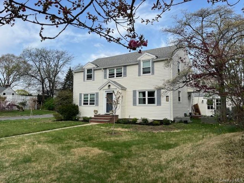 45 Radcliff Avenue W., Port Washington, NY 11050