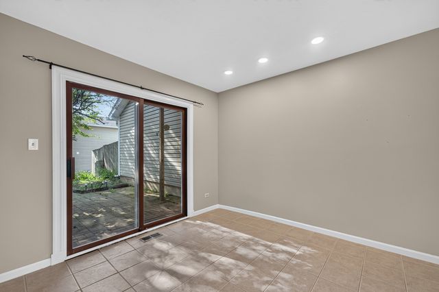 244 Coventry Court 244, Bloomingdale, IL 60108