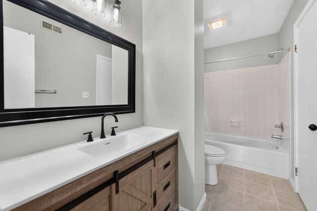 244 Coventry Court 244, Bloomingdale, IL 60108