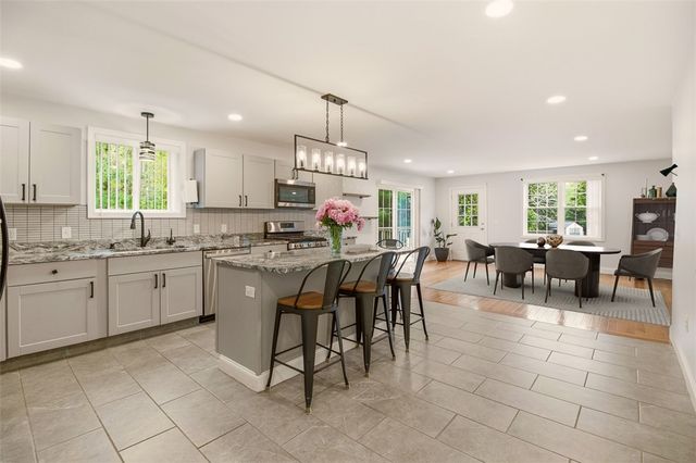 5 Village Road, Warren, RI 02885