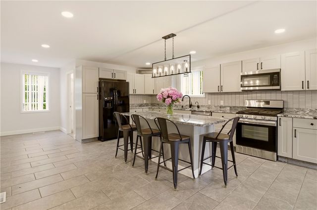 5 Village Road, Warren, RI 02885