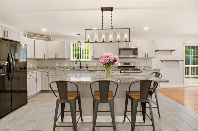 5 Village Road, Warren, RI 02885