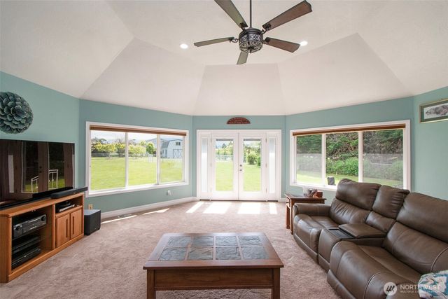 21 Donaper Road, Sequim, WA 98382