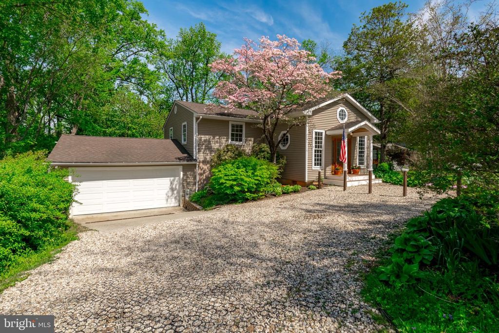 Image 2 of property listing at 1553 ASHCROFT LN, Arnold, MD 21012