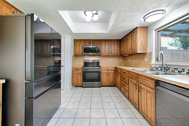 2511 Via Avenida, Carrollton, TX 75006