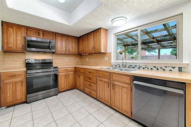 2511 Via Avenida, Carrollton, TX 75006