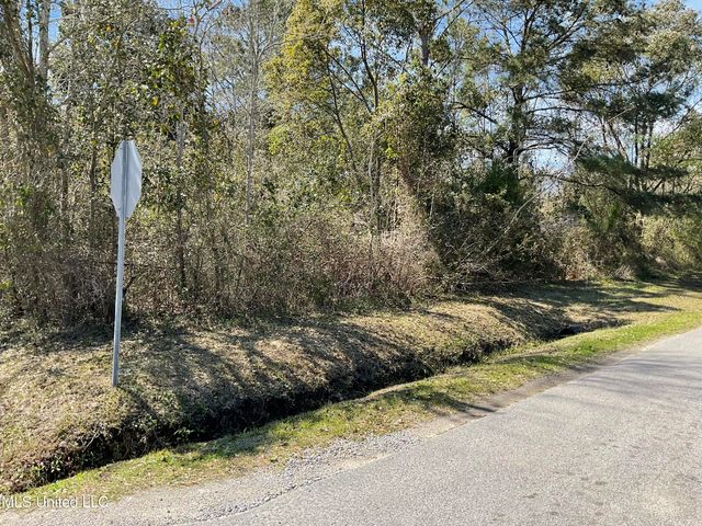725 Sears Avenue, Waveland, MS 39576