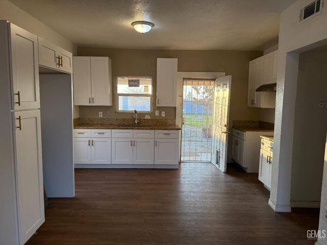 8867 Hudson Place, Bakersfield, CA 93307