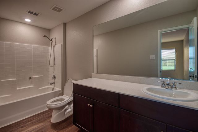 1007 Lady Bird Street, Ennis, TX 75119