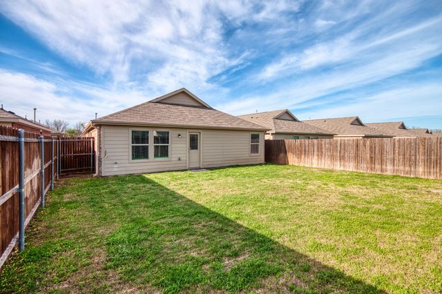 1007 Lady Bird Street, Ennis, TX 75119
