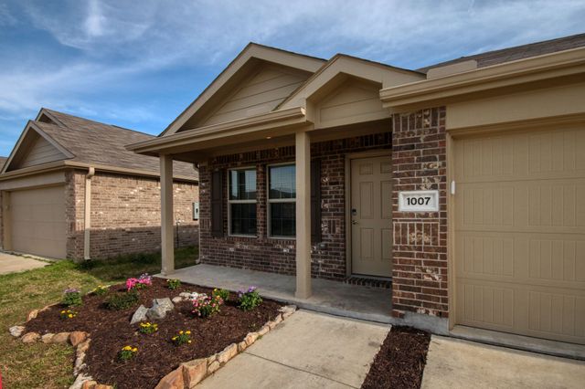 1007 Lady Bird Street, Ennis, TX 75119