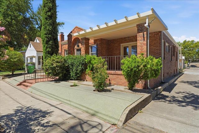 816 Alhambra Blvd, Sacramento, CA 95816