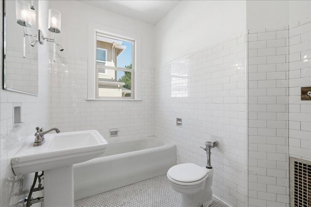 816 Alhambra Blvd, Sacramento, CA 95816