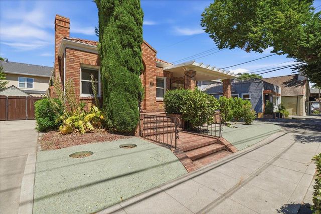 816 Alhambra Blvd, Sacramento, CA 95816
