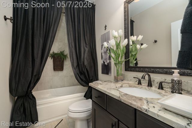 350 Golfside Drive, Oxford Charter Township, MI 48371
