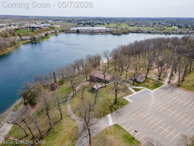 350 Golfside Drive, Oxford Charter Township, MI 48371