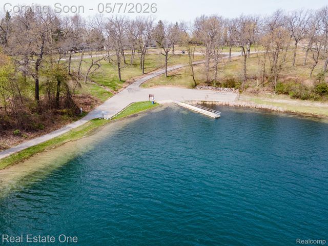350 Golfside Drive, Oxford Charter Township, MI 48371